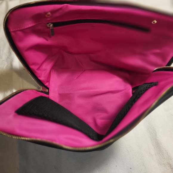 Travel Makeup and Cosmetic Bag has never been used.  Kusshi Large - Picture 4 of 7